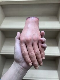 貴重な大学4年間を“左手の複製”に全振り！→メルカリでなぜか人気商品に。作者本人に話を聞くと