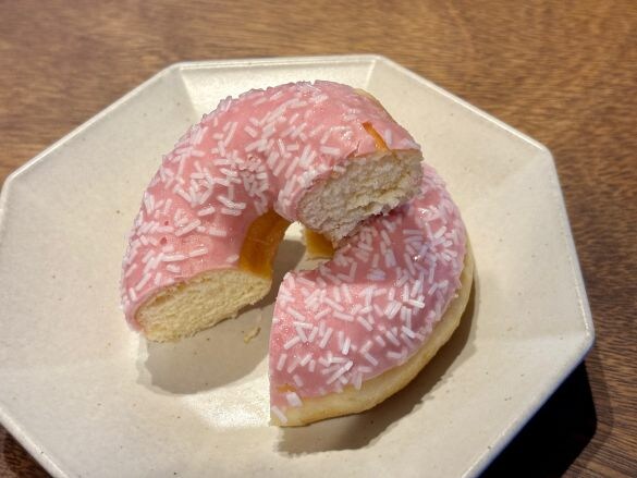 いちご風味ドーナツ