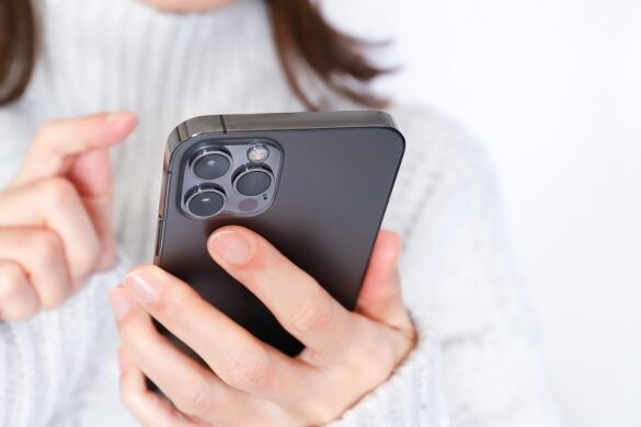 スマホを操作する女性の手元