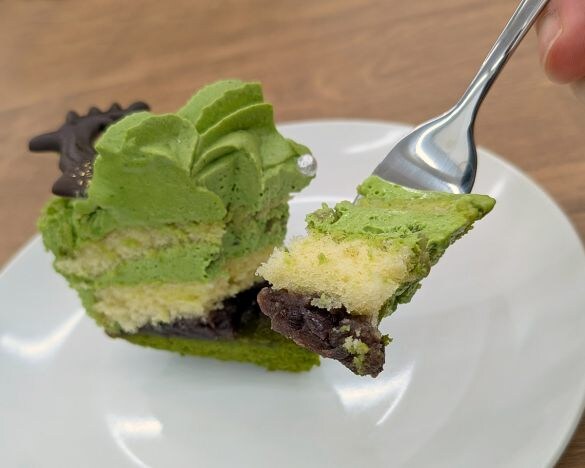  抹茶クリームと粒あんの組み合わせには、また食べたくなる病みつき感がありました