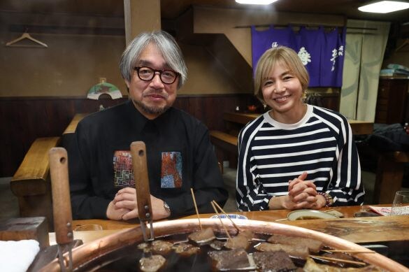  小山薫堂(左) 山口智子さん(右)画像：JCOM株式会社 プレスリリースより(PRTIMES)