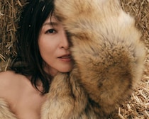 30年ぶりの水着姿を披露！“奇跡の56歳”グラビアクイーンが明かすスタイル維持の秘訣とは