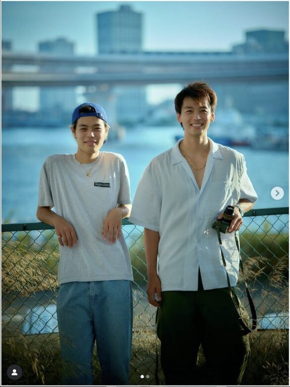 期待の24歳アーティストの実兄は“超人気俳優”。兄のインスタ投稿から溢れる弟愛が尊い