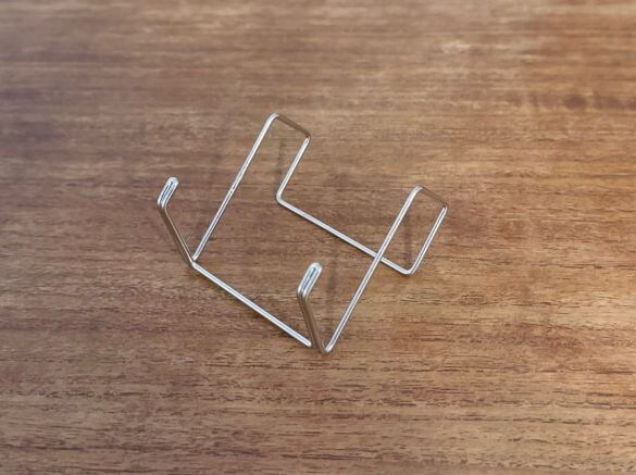  「ステンレス 扉につける収納 フック 2連 シンク扉用」税込290円