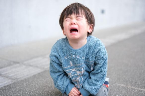 泣く子供