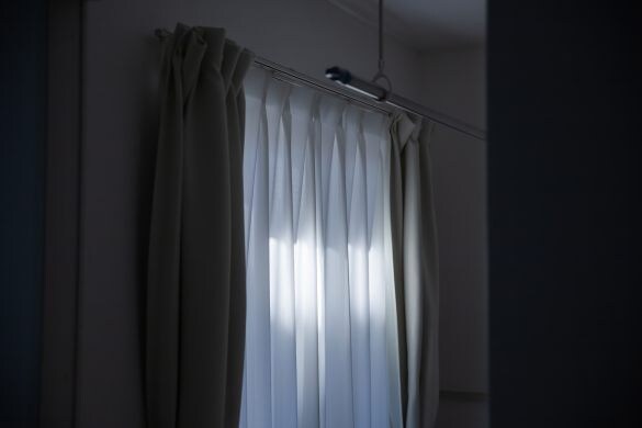 暗い部屋 窓　カーテン
