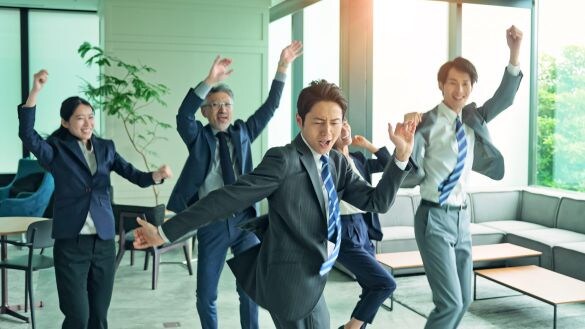 “社内でコール&ダンス”動画が大炎上──批判殺到の裏で好意的な声も集まったワケ
