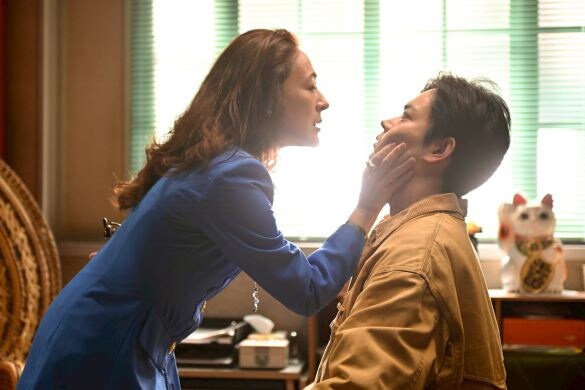  劇場を潰そうとする女性オーナー（シルビア・グラブ）も演劇愛をチラと見せる。「もしがく」第3話場面写真（C）フジテレビ