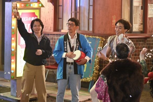  4話ラストは、みんなで呼び込み。芝居初日はどうなる!?『もしがく』4話場面写真（C)フジテレビ