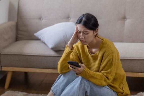 スマホを見る女性