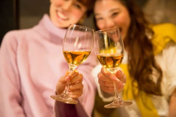 乾杯する女性たち