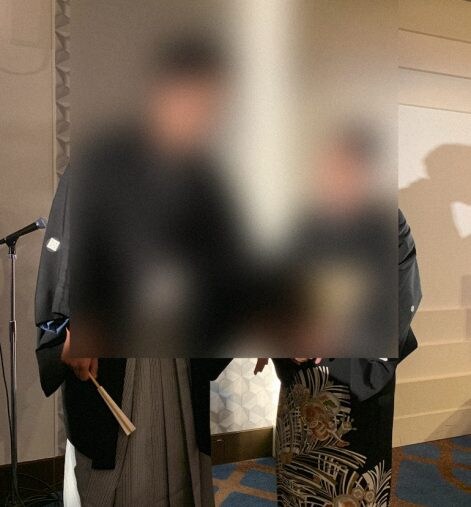  子どもの結婚式で再婚を発表する父母（写真はルミさん提供）