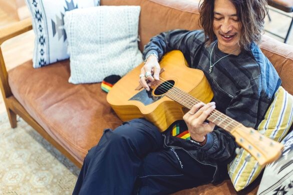 え、60歳に見えない! 大バズり中の“還暦のイケオジ”って何者? 48歳でパパに…そのポジティブ人生を直撃