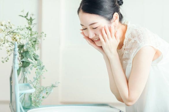 老け顔を加速させる“夜のNG習慣”5つ。40代からは「攻めすぎないけど抜かりない」ケアが必須