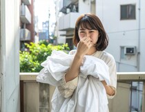 新居のベランダでシーツを干したらまさかの激臭！→ニオイの正体がすぐに判明「最悪すぎてしばらく動けなかった…」