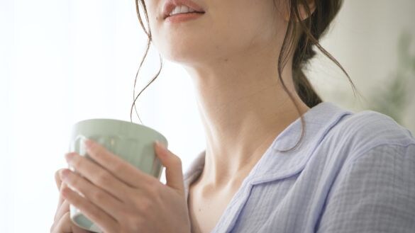 白湯を飲む女性