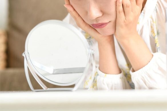 顔汗は“暑さ”のせいだけじゃない。おでこ・鼻・頬…部位でわかる「体のSOSサイン」