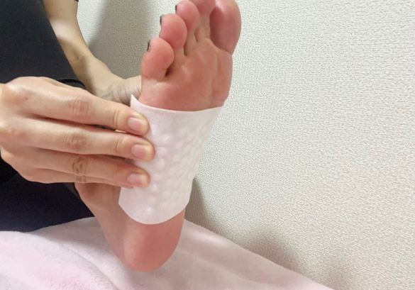 歩き疲れて足がダル重い…→貼って寝るだけで「あれ？なんかスッキリしてる」ドラストで買えるケアアイテムを本音レポ