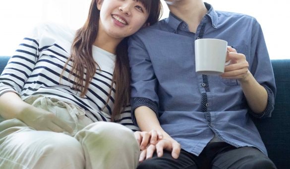 リビングでくつろぐ仲の良い日本人の男女