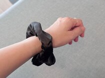 「シュシュの中にどんだけ入るの?!」小銭に鍵、リップまで…セリアの“小物入れシュシュ”が意外な便利さ。もっと手ぶらでお出かけできちゃう