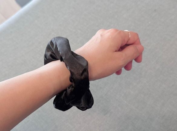 「シュシュの中にどんだけ入るの?!」小銭に鍵、リップまで…セリアの“小物入れシュシュ”が意外な便利さ。もっと手ぶらでお出かけできちゃう