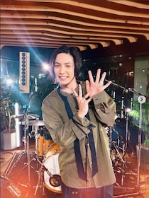 「実父」は大物歌手。事務所社長・小栗旬の“秘蔵っ子27歳歌手”の不思議な存在感とは