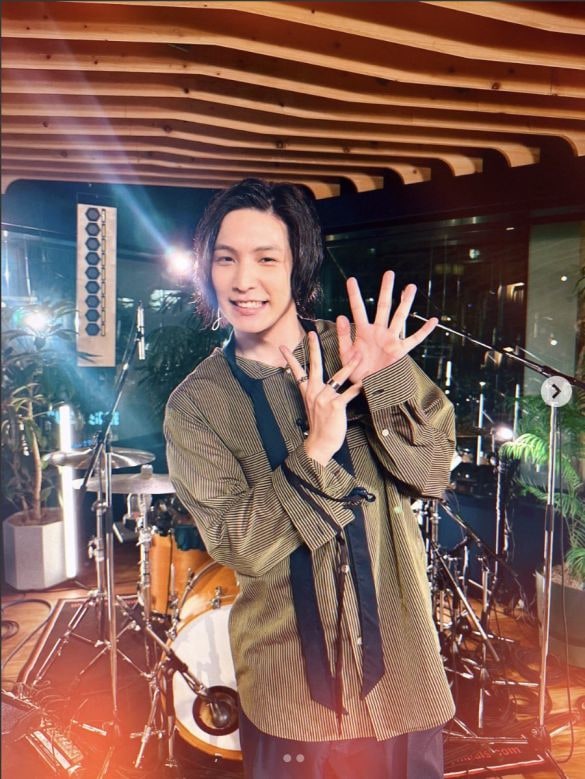 「実父」は大物歌手。事務所社長・小栗旬の“秘蔵っ子27歳歌手”の不思議な存在感とは