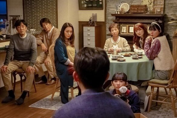  「たそがれステイツ」の面々に語りかける順。『小さい頃は、神様がいて』より©フジテレビ