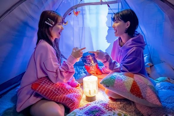  同性カップルの奈央（小野花梨）と志保（石井杏奈）。『小さい頃は、神様がいて』より©フジテレビ