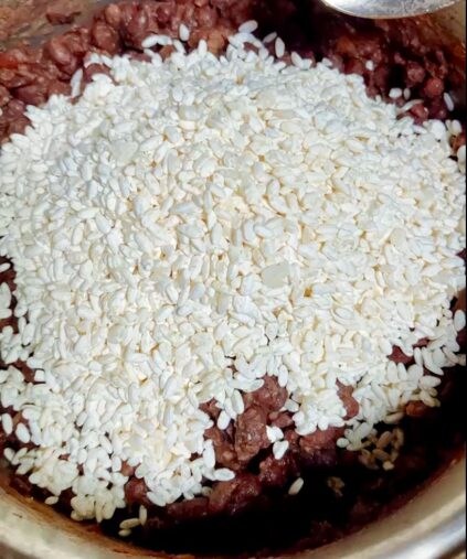  小豆と米麹を混ぜる