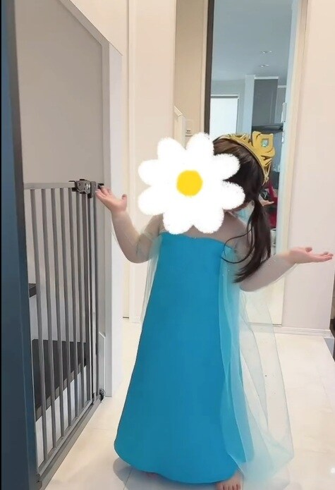  『アナ雪』にハマっている娘さんのために、主人公・エルサが着用するエルサドレスが完成！