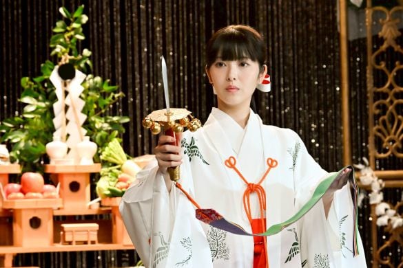  巫女役の浜辺美波。『もしがく』5話場面写真（C)フジテレビ