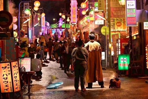  80年代渋谷をモデルにした八分坂のセット。『もしがく』1話場面写真（C)フジテレビ