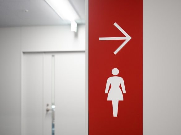 駅のトイレに駆け込み、用を足していると「ギャーッ」と誰かの叫び声…その“まさかの理由”／びっくり体験人気記事BEST