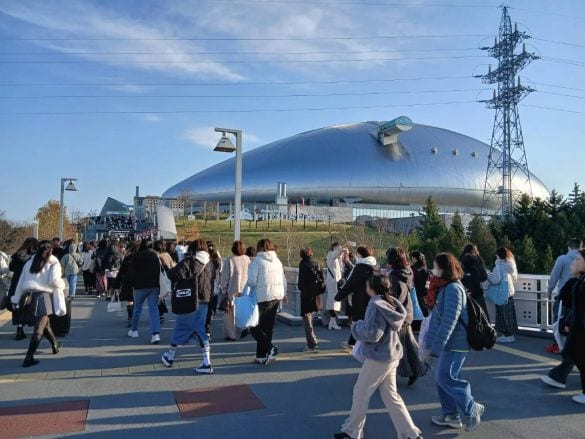  「Snow Man Dome Tour 2025-2026 ON」札幌公演が開催された大和ハウスプレミストドーム前（11月16日）