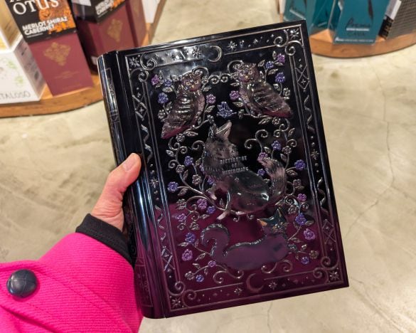  魔法辞書カレンダー缶2025　1個【クリスマス】　1738円。フクロウやオオカミ、クロネコが描かれた、ファンタジーな世界観がかわいい魔法辞書モチーフ缶にアドベントカレンダーがセットされている