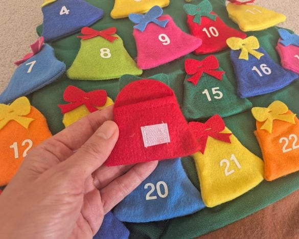  ベル型ポケットの裏側にマジックテープがついているので、ツリーの好きな場所にくっつけることができて面白い