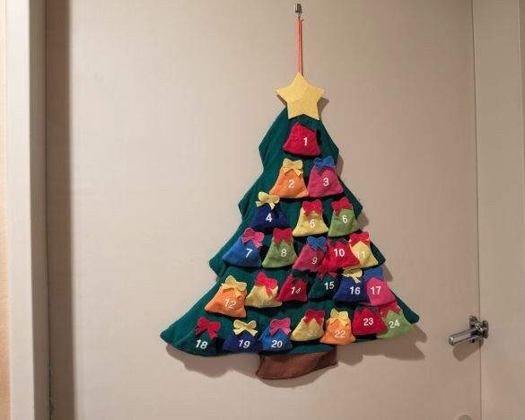  玄関内側に吊り下げてみました。ポケットを全部取って別の使い方をしても楽しそうです