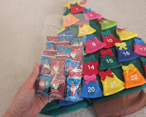  サンタ柄のキャンディセットが別添されていて、ベル型のポケットに入れていくようになっている