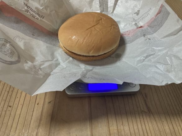  （風袋引きしてハンバーガーの重さのみ測っています。）