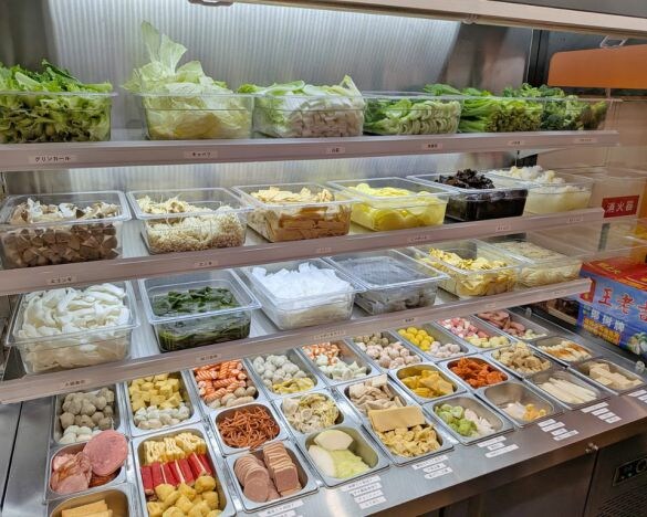  50種類以上のトッピングや麺を自由に組み合わせることができるのが醍醐味。価格は重量で決まり1500円前後が平均価格