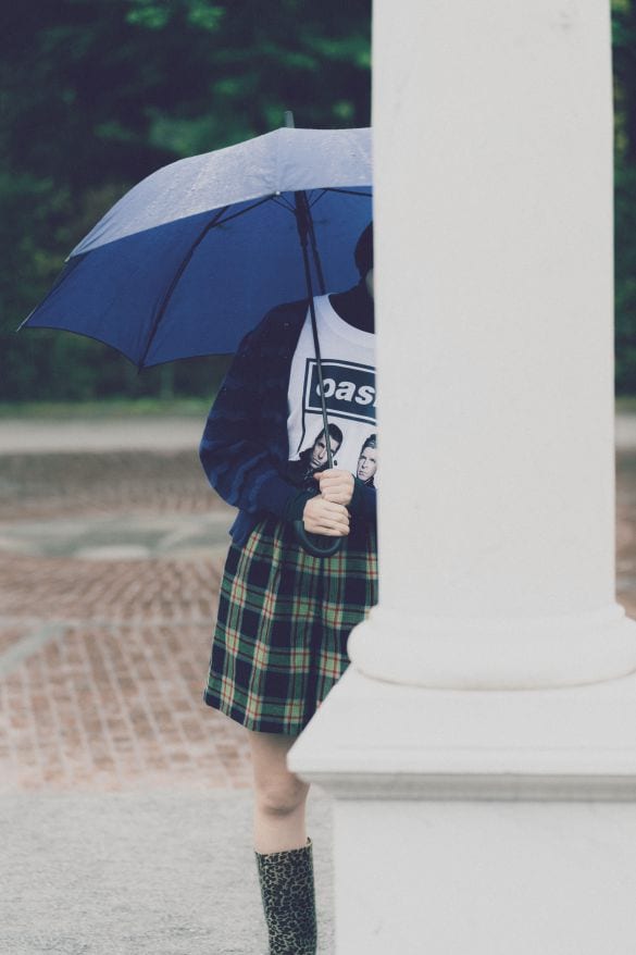  著者の絶対に終電を逃さない女さん。一番好きなバンドがOasisということで、先日行われた東京ドーム公演のTシャツを着用している