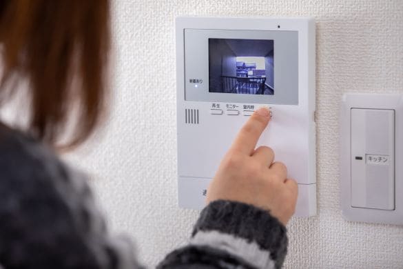 インターホンを確認する女性