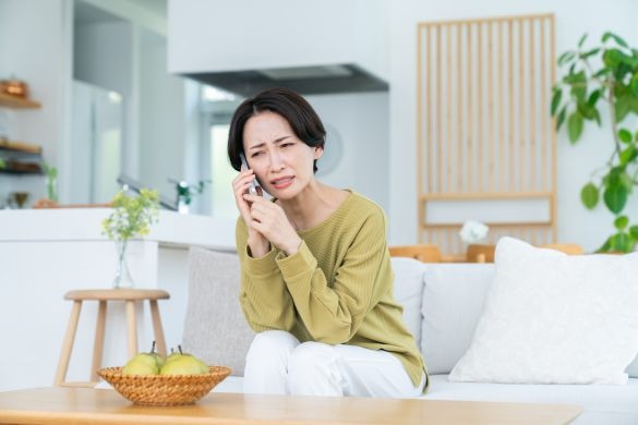 電話で悩む女性　通話