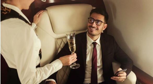 自慢や昔話が止まらない相手、傷つけずに止める方法は? ファーストクラスCAの“大人の返し方”