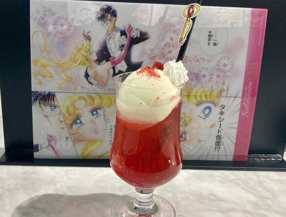  写真は「セーラーマーズ ストロベリークリームソーダ」と来店ノベルティのランチョンマット