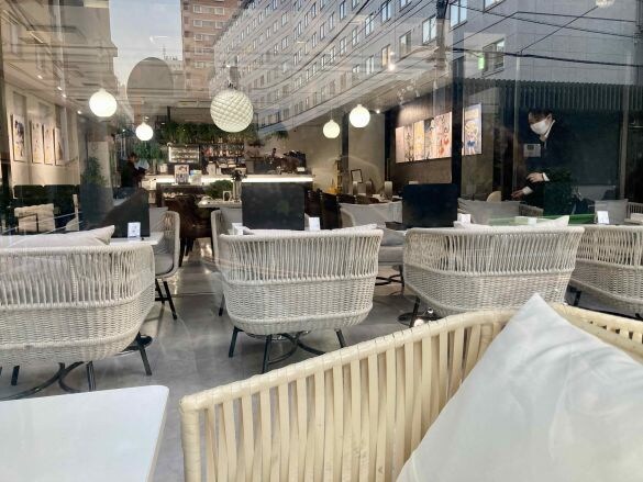  外から見た店内