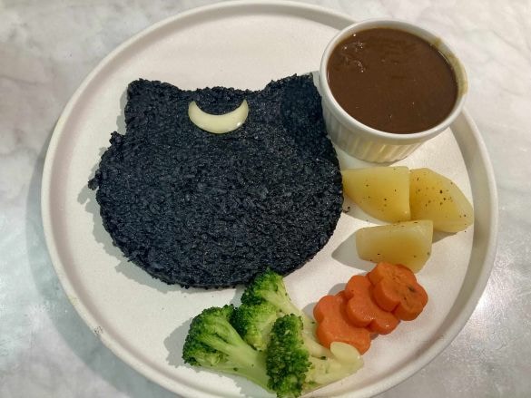  「ルナの牛すじカレーライス」（税込1,800円）