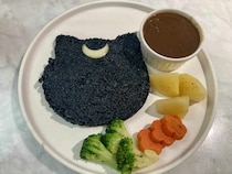 「公式が謝罪」話題の“セーラームーンカフェ”に行ってみた。“史上1番ひどい”という噂の真相は…