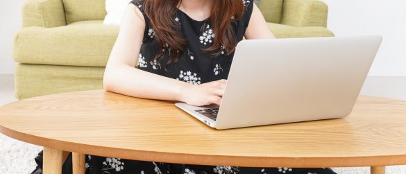 女性　パソコン